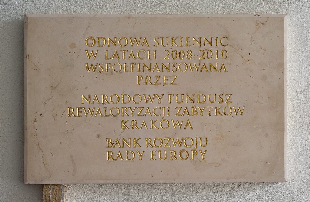 WMUROWANIE TABLICY PAMIĄTKOWEJ W SUKIENNICACH