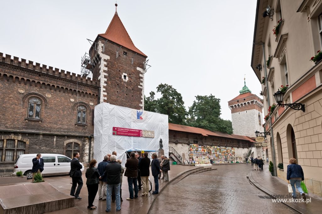 ZABEZPIECZONE PRZED ZIMĄ DACHY BASZT W CIĄGU MURÓW OBRONNYCH KRAKOWA