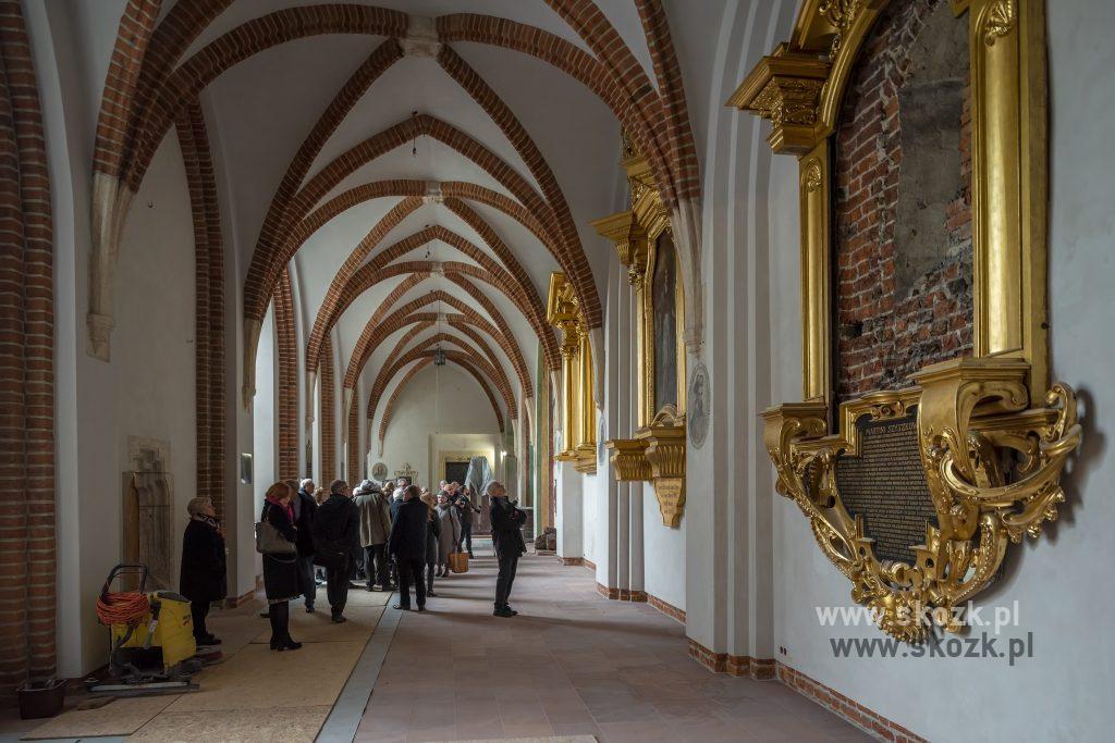 ŻELAZNA KRATA PRZESTAJE STRZEC FRANCISZKAŃSKICH SKARBÓW